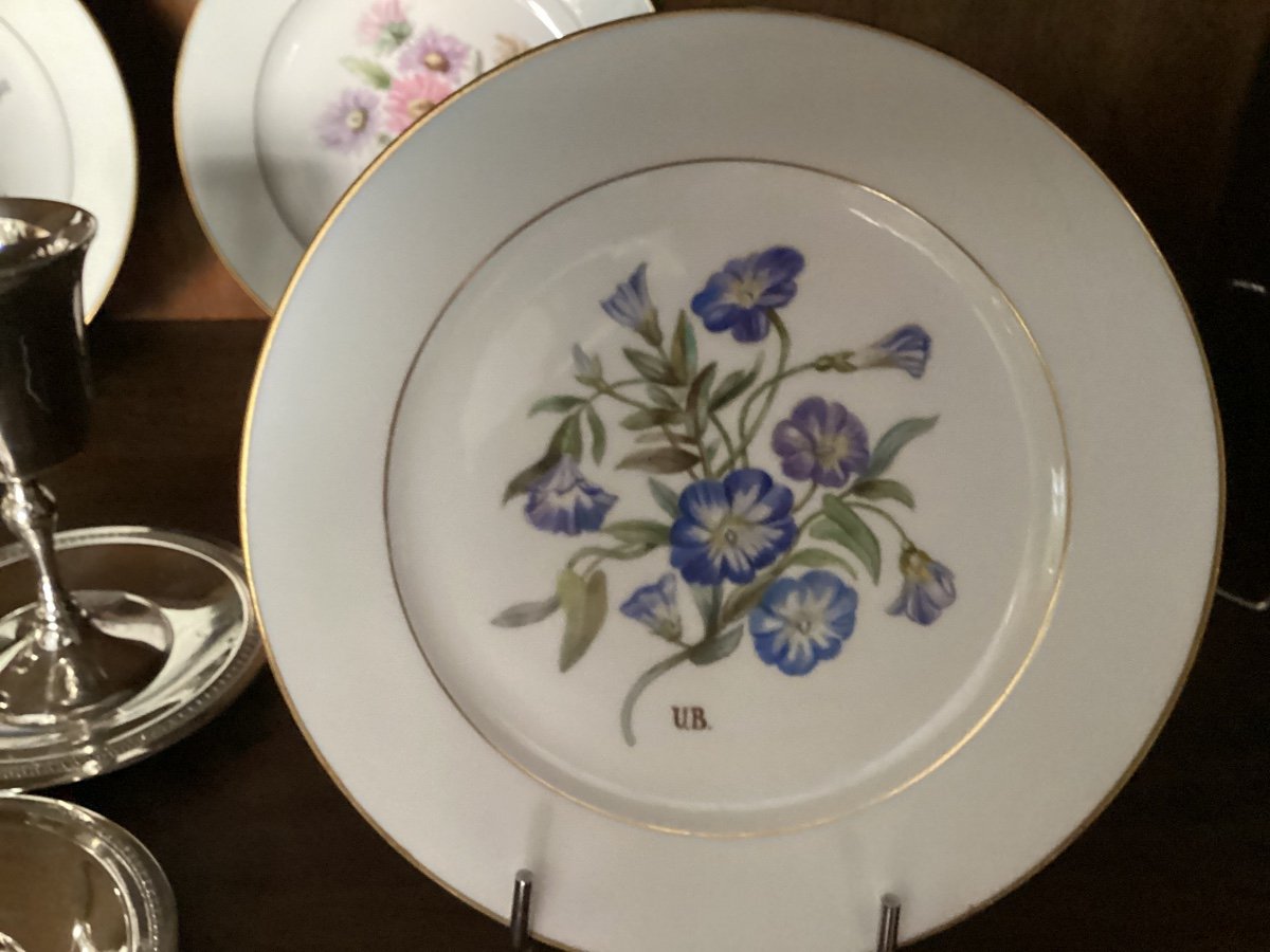 Sèvres 8 assiettes à dessert à décor de fleurs signées et  datées 1858 -photo-4
