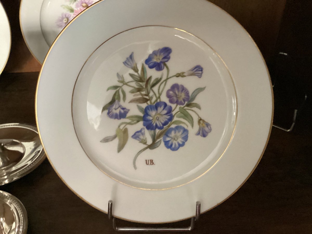 Sèvres 8 assiettes à dessert à décor de fleurs signées et  datées 1858 -photo-4