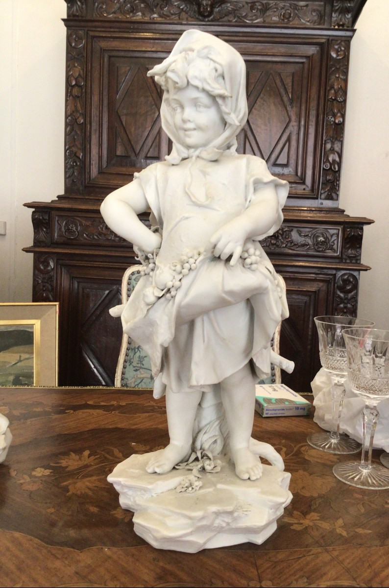 Paire de grands biscuits de porcelaine ( 43 cm) représentant des enfants jardiniers -photo-6