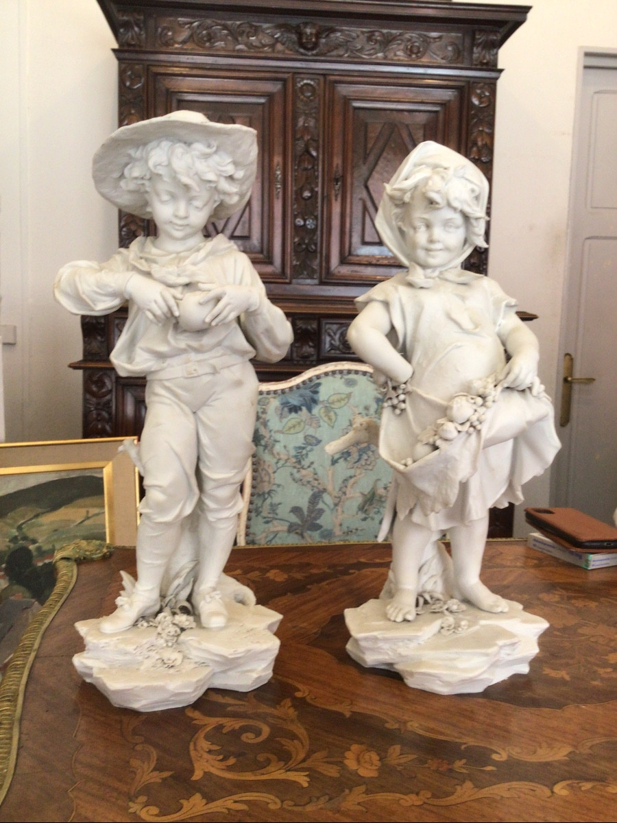 Paire de grands biscuits de porcelaine ( 43 cm) représentant des enfants jardiniers 