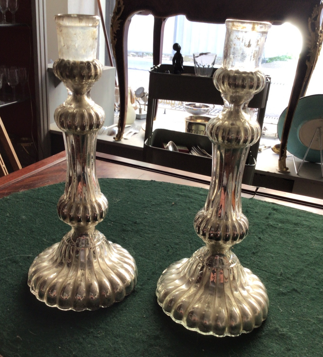 Paire de bougeoirs en verre eglomise d’époque Louis Philippe
