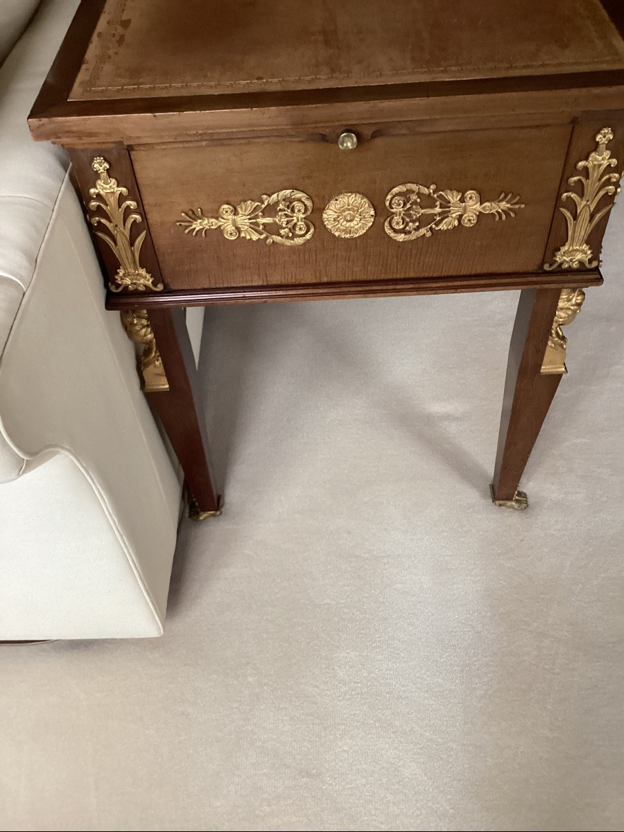 Bureau plat de style Empire en acajou et plaquage d’acajou avec une riche décoration de bronze-photo-2