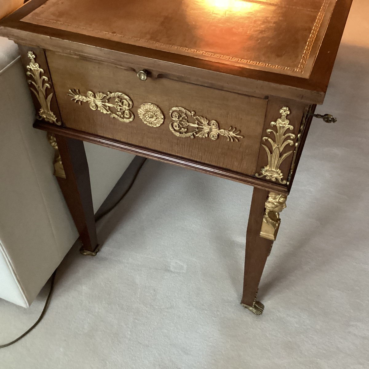 Bureau plat de style Empire en acajou et plaquage d’acajou avec une riche décoration de bronze-photo-4