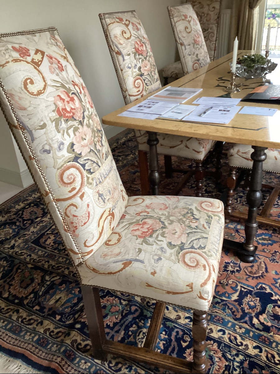 Suite de 6 chaises de style Louis XIII à haut dossier couverture classique en très bon etat-photo-3