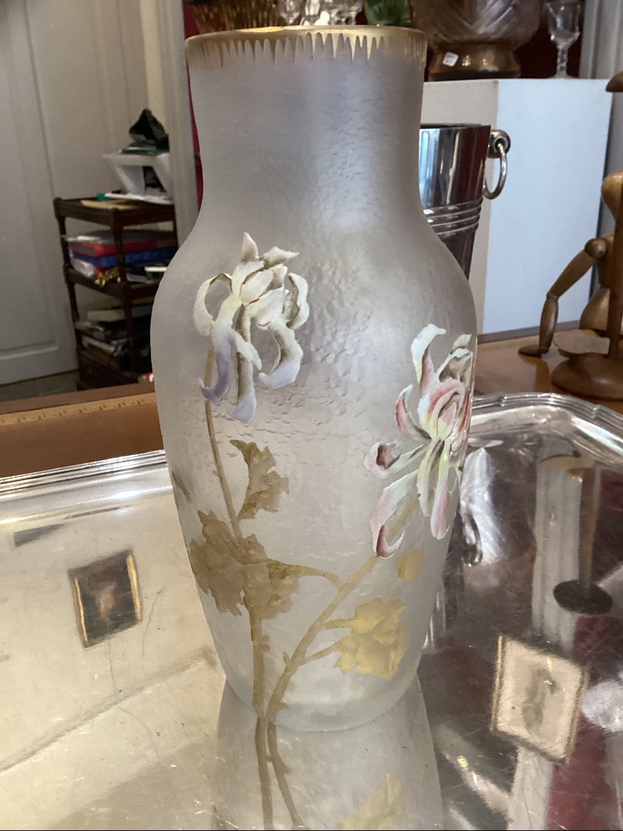 Vase émail sur fond de  verre givré d’epoque 1900