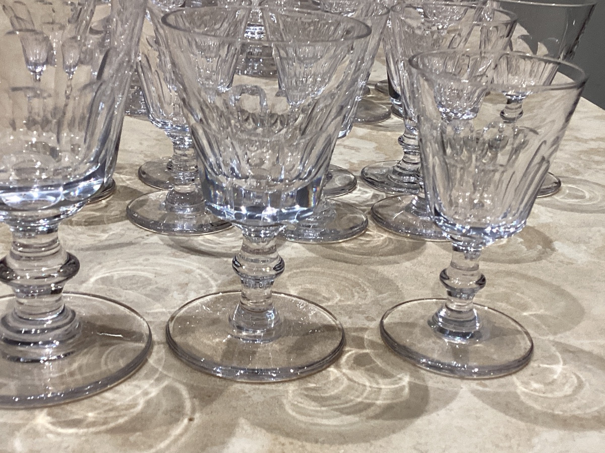 Suite de 16 verres à eau, modèle « Caton » 5 de Saint Louis signés et de 11 Baccarat non signés