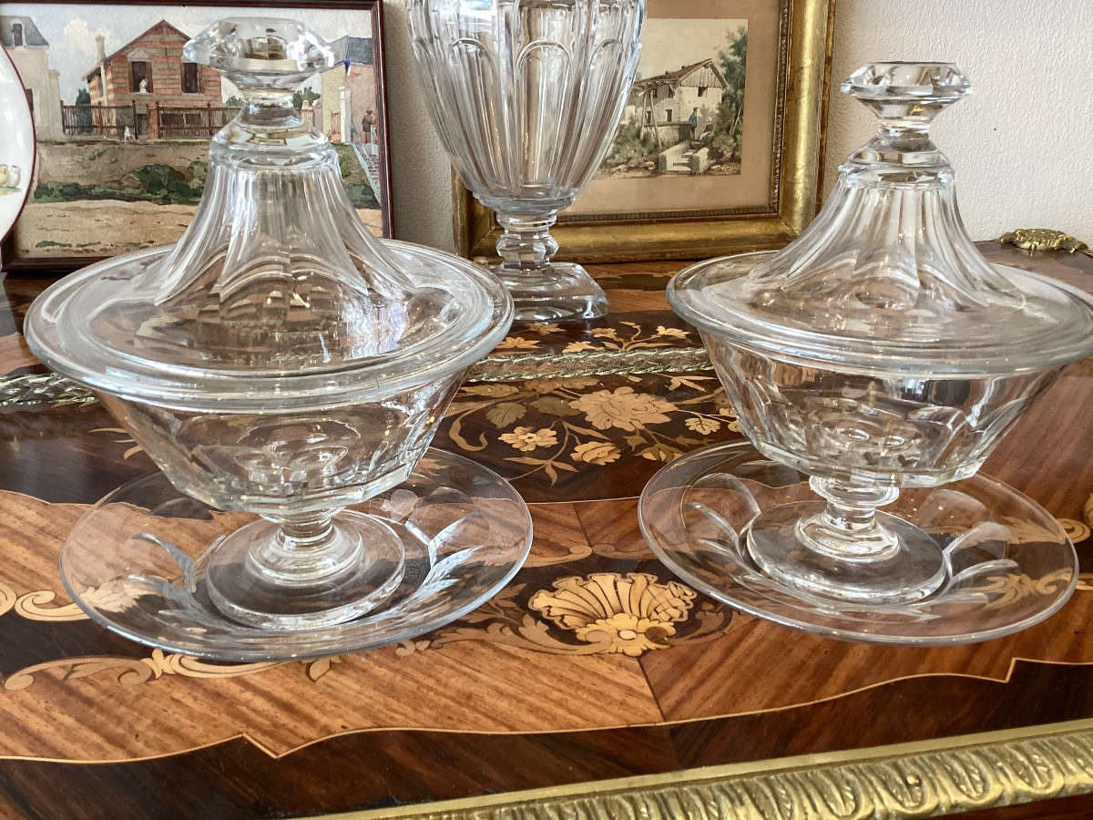 Paire de drageoirs en cristal a cotes avec leurs présentoirs  Baccarat ?