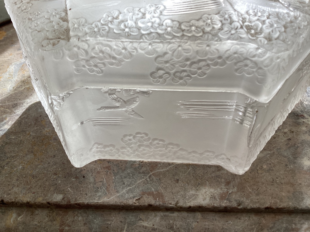Baccarat boite en  cristal moulé ,signee, dans l’esprit de R.Lalique, epoque Art Deco-photo-2