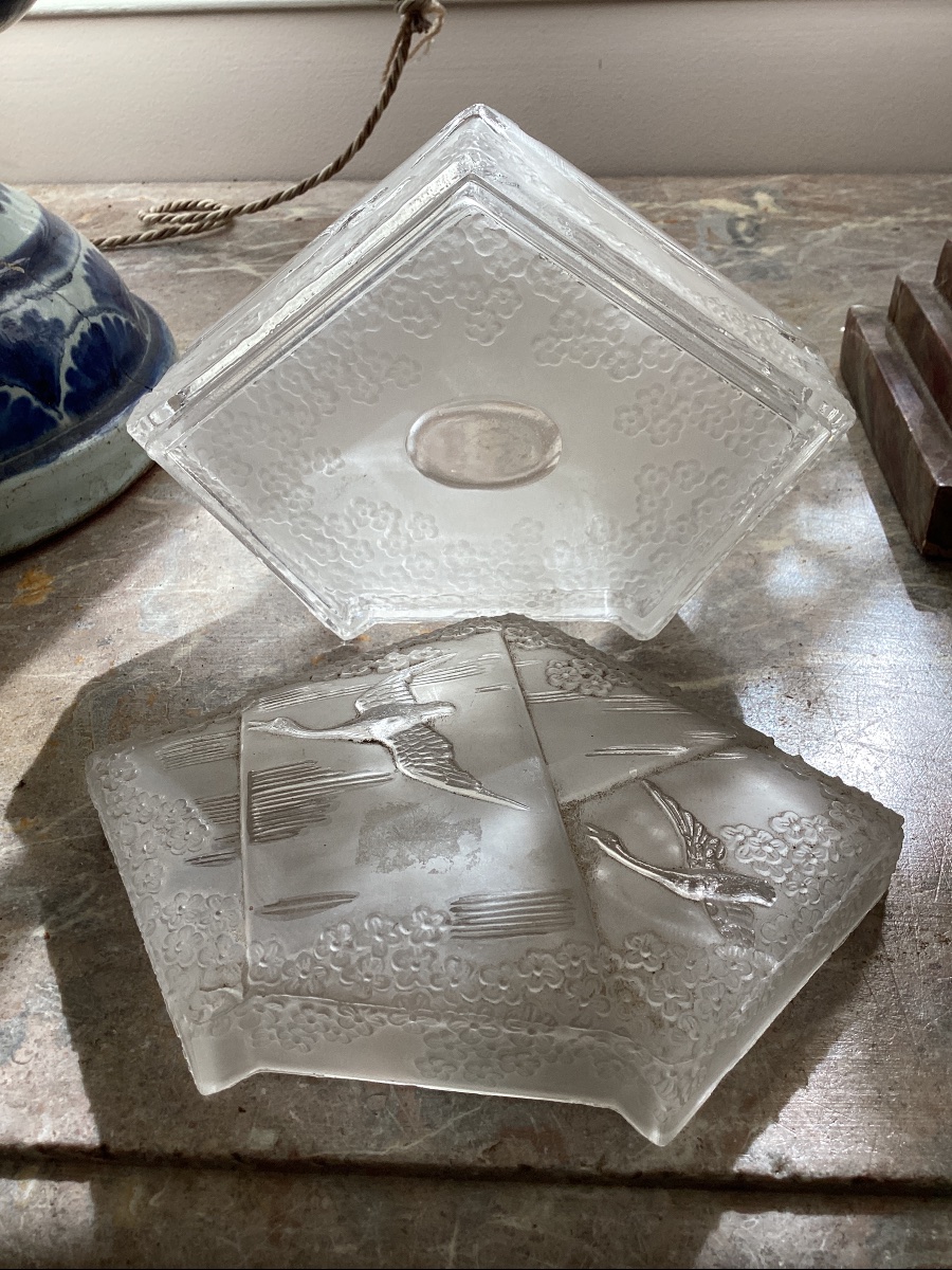 Baccarat boite en  cristal moulé ,signee, dans l’esprit de R.Lalique, epoque Art Deco-photo-3