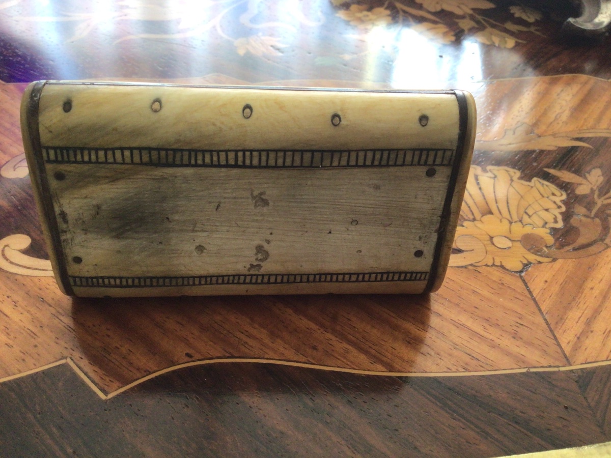Tabatière en os décoré, fin XIX eme avec incrustation d’effigie en argent d’un roi -photo-2