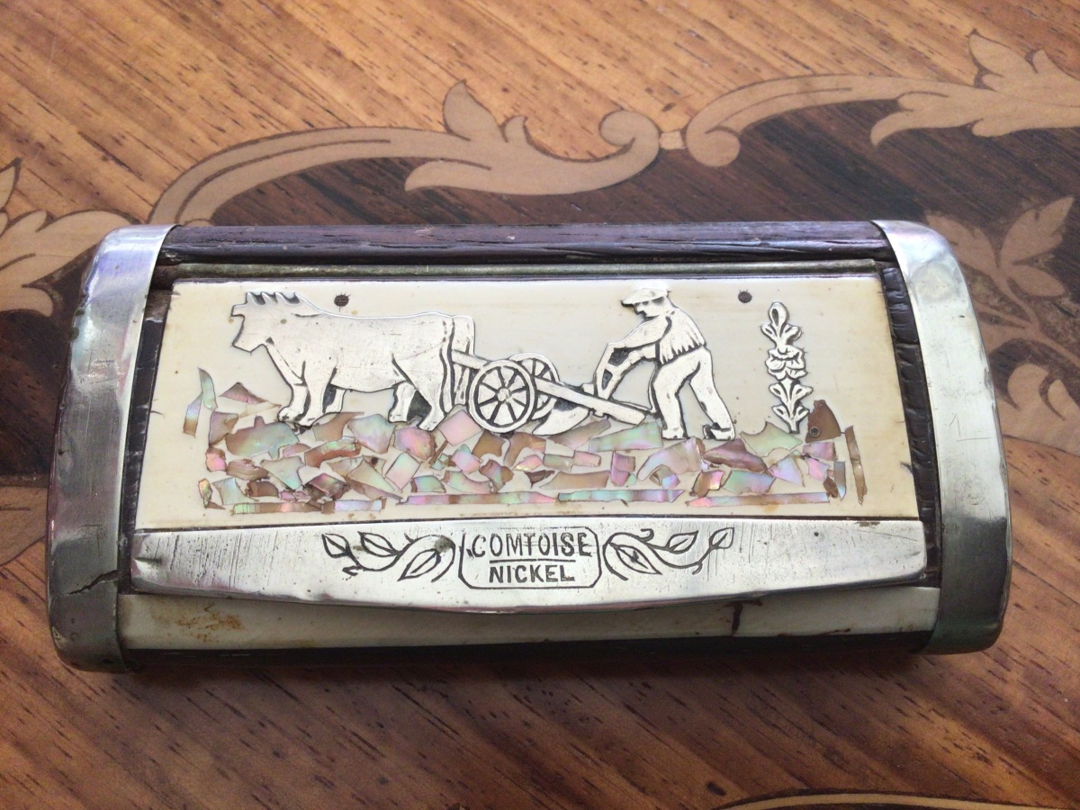 Wood And Metal Snuffbox With A Bone Plate Featuring A Plowing Motif And Fine Mother-of-pearl Inlay, 19th Century