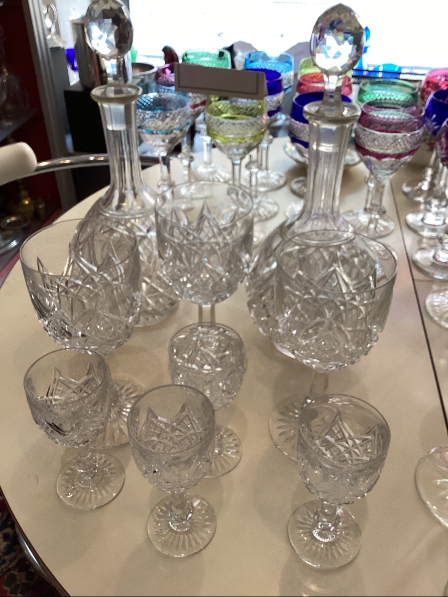 Baccarat modèle Colbert 2 carafes à vin 3 verres à eau et 4 verres à porto le tout pour réassor