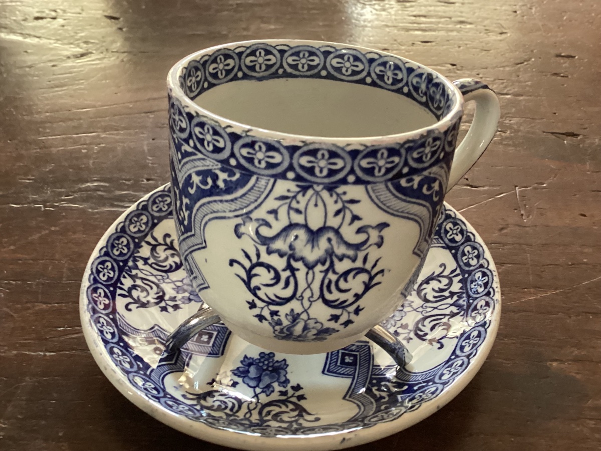 Gien 6 tasses et soucoupes décor Rouen vers 1875-1880 monograme Gien en bleu avec la lettre A