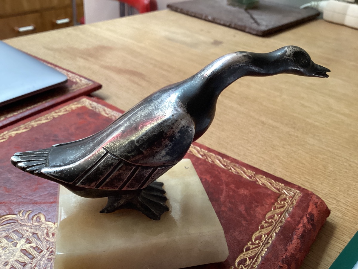 Art Deco: Oie sauvage en bronze argenté,patine d’usage, bouchon de radiateur monté sur socle-photo-2