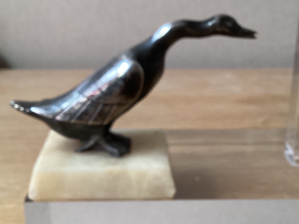 Art Deco: Oie sauvage en bronze argenté,patine d’usage, bouchon de radiateur monté sur socle-photo-3