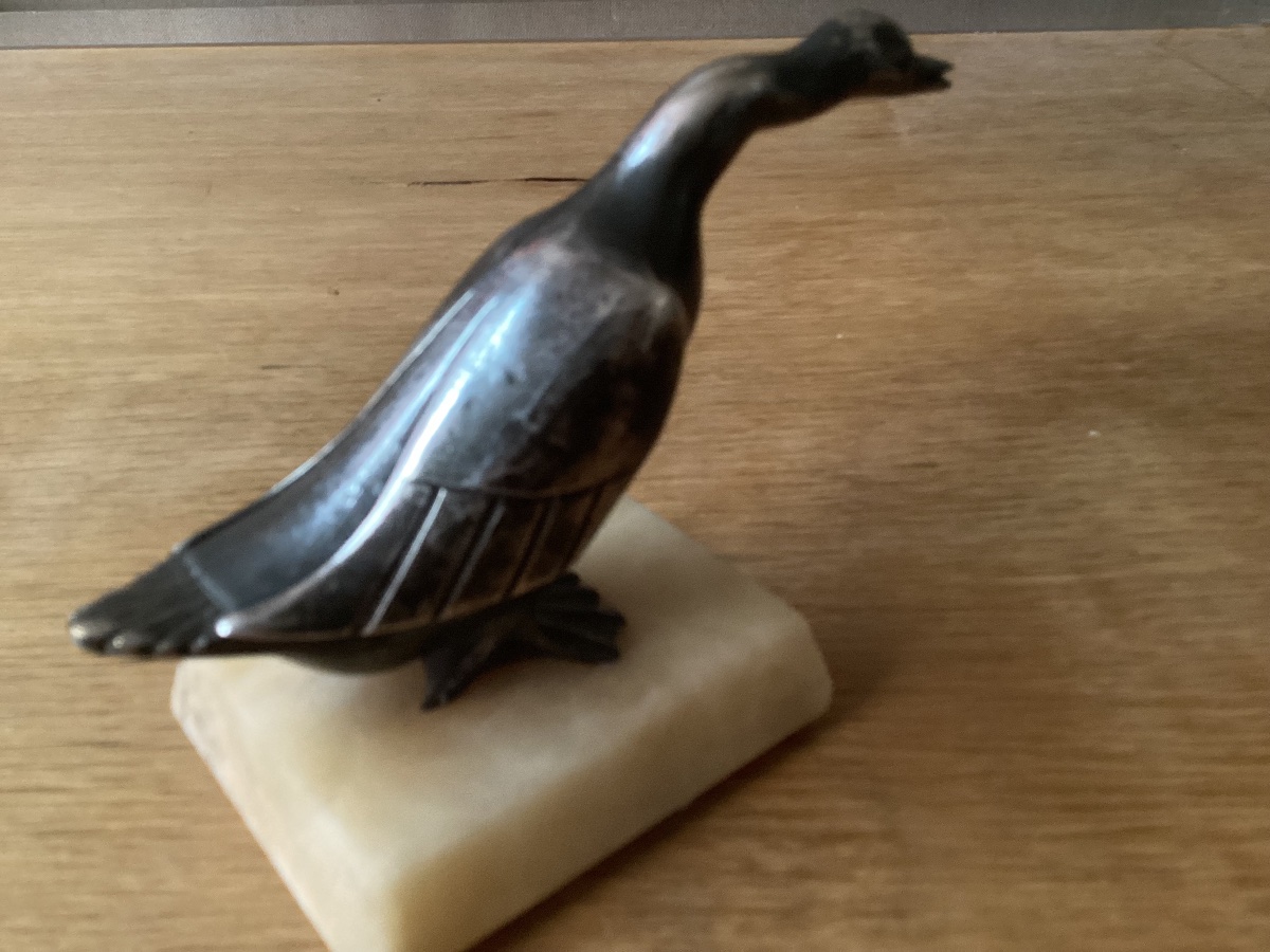 Art Deco: Oie sauvage en bronze argenté,patine d’usage, bouchon de radiateur monté sur socle-photo-3