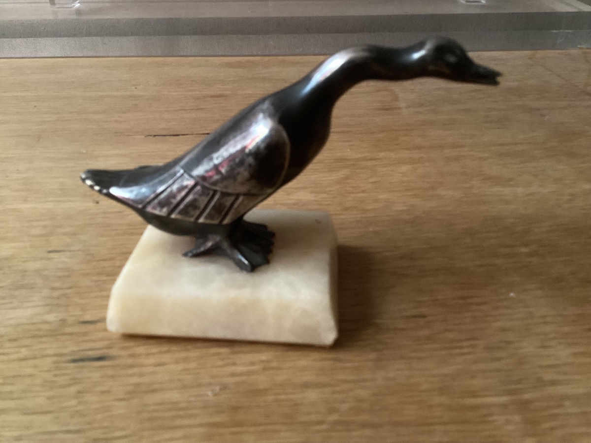 Art Deco: Oie sauvage en bronze argenté,patine d’usage, bouchon de radiateur monté sur socle