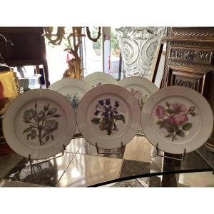 Sèvres 8 assiettes à dessert à décor de fleurs signées et  datées 1858 