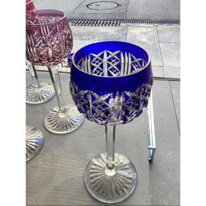 Saint Louis, suite de 8 verres Roemer en cristal doublé, coloré,tous estampillés  sauf deux.