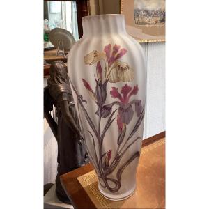 Verrerie de Pantin  vase Art Nouveau avec décor d’iris peint aux émaux polychromes  signé 