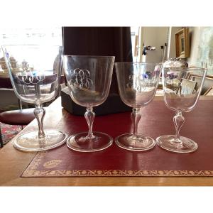 Suite de 32 verres en verre soufflé debut XIX eme monogramme