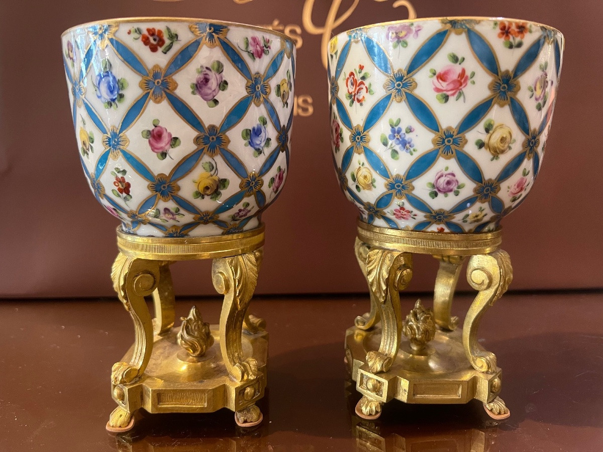 Porcelain Pots On Bronze-photo-4