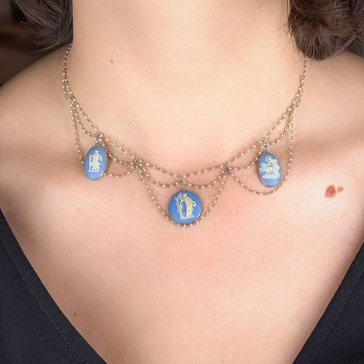 Collier draperie orné de médaillons Wedgwood-photo-2