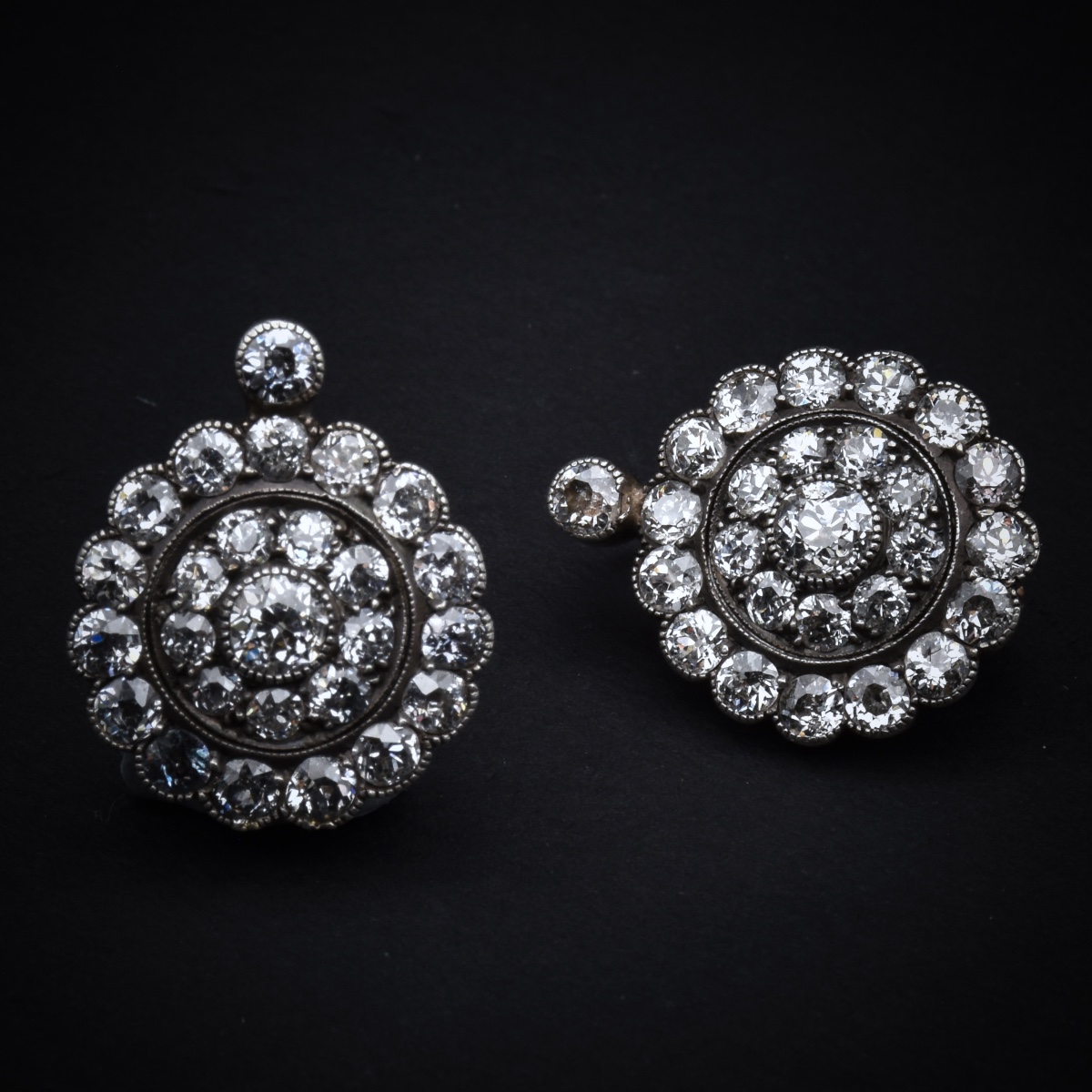 Boucles d’oreilles anciennes en or et argent, serties de diamants-photo-3
