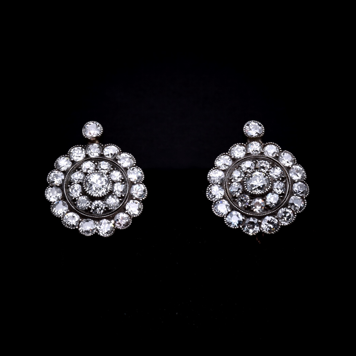 Boucles d’oreilles anciennes en or et argent, serties de diamants