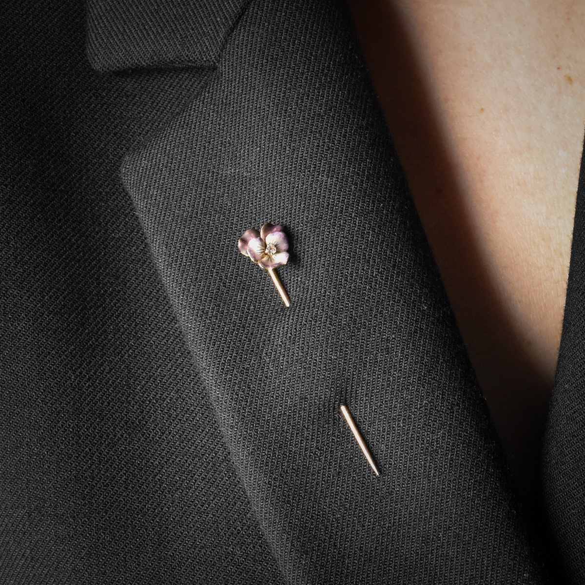 Épingle en or 18 carats, pensée émaillée et diamant - France, fin du XIXème-photo-1