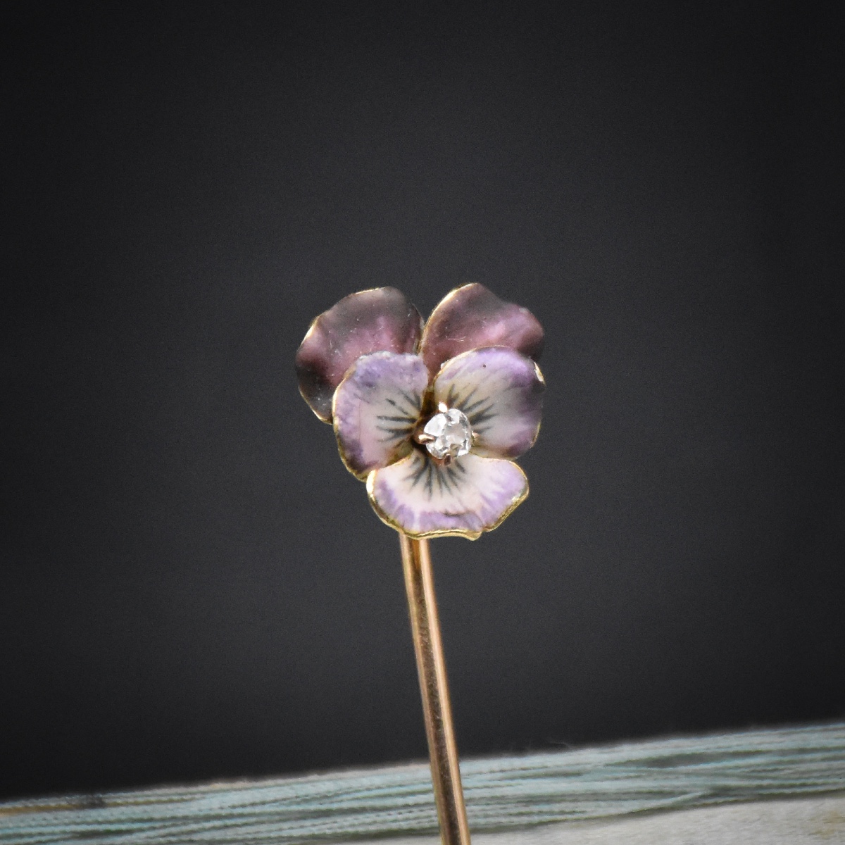 Épingle en or 18 carats, pensée émaillée et diamant - France, fin du XIXème-photo-2