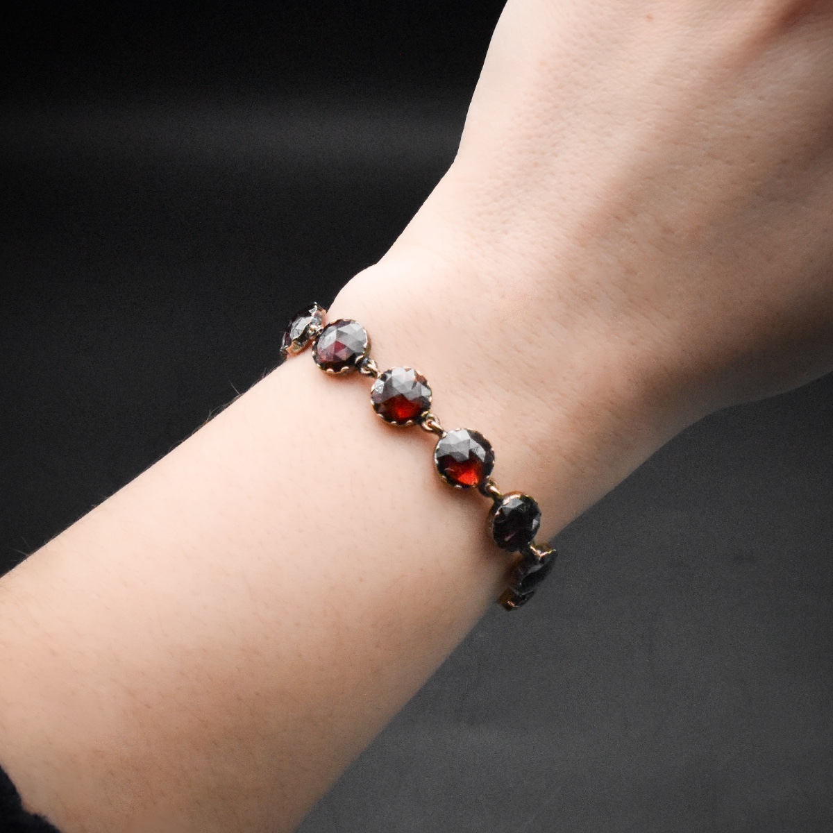 Bracelet en or 18 carats et grenats de Perpignan - France, fin du XIXᵉ siècle