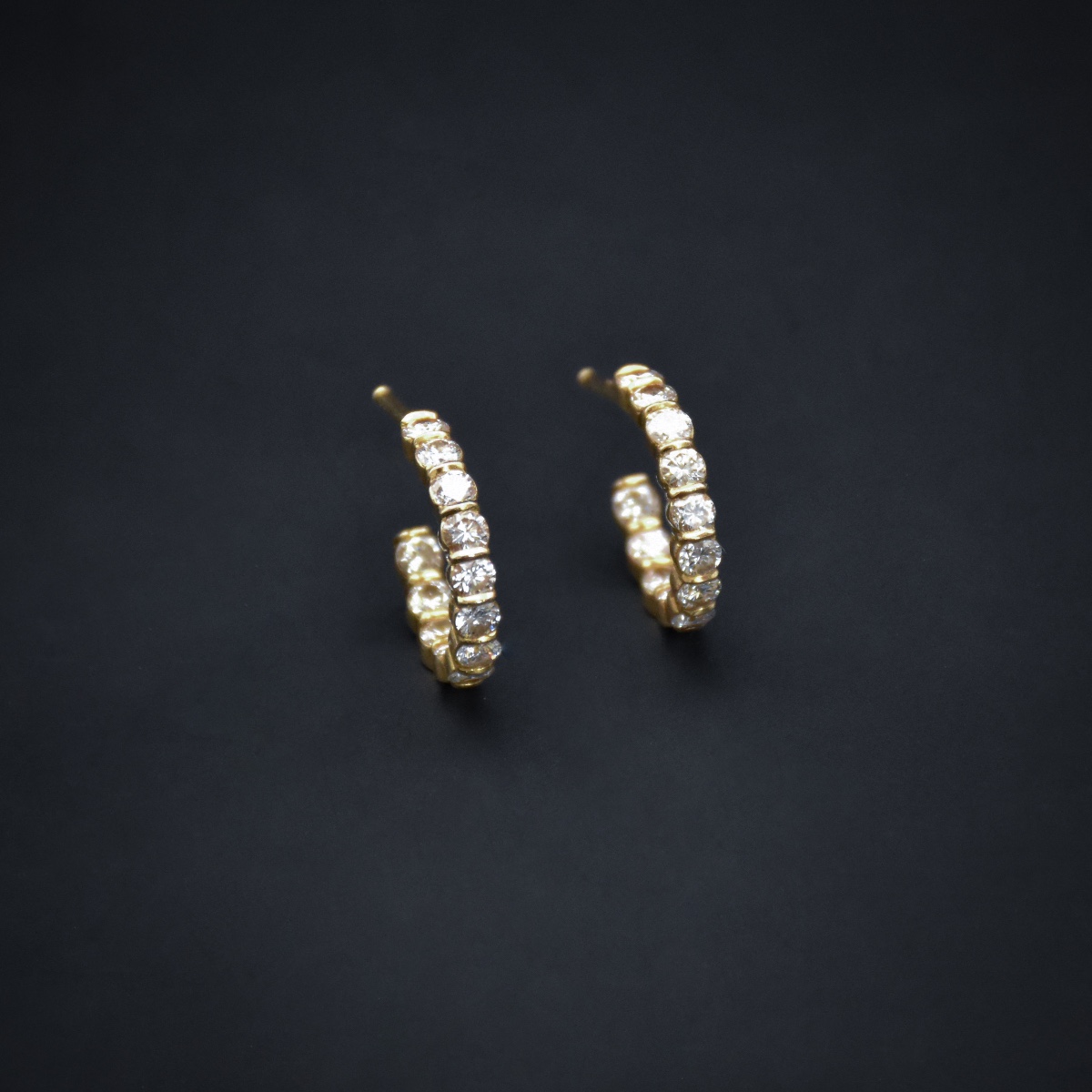 Petites boucles d'oreilles créoles en or 18k et diamants – Travail français-photo-2