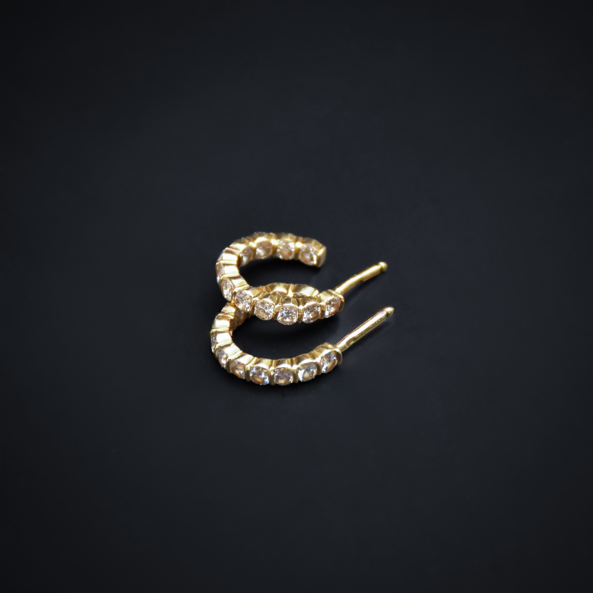 Petites boucles d'oreilles créoles en or 18k et diamants – Travail français-photo-1