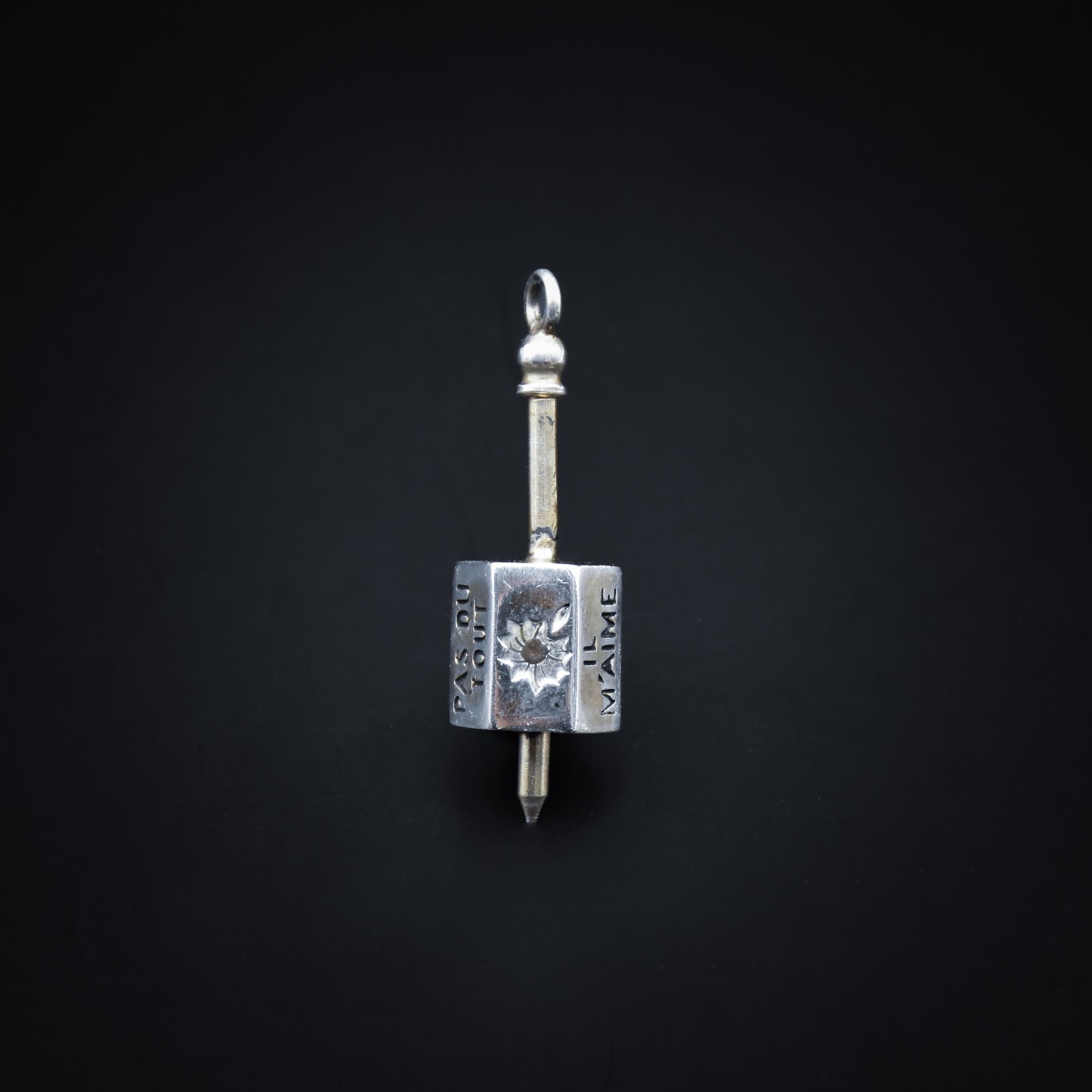 Toupie de sentiment / Spinner en argent « Il m'aime, un peu, beaucoup » – France, XIXème siècle