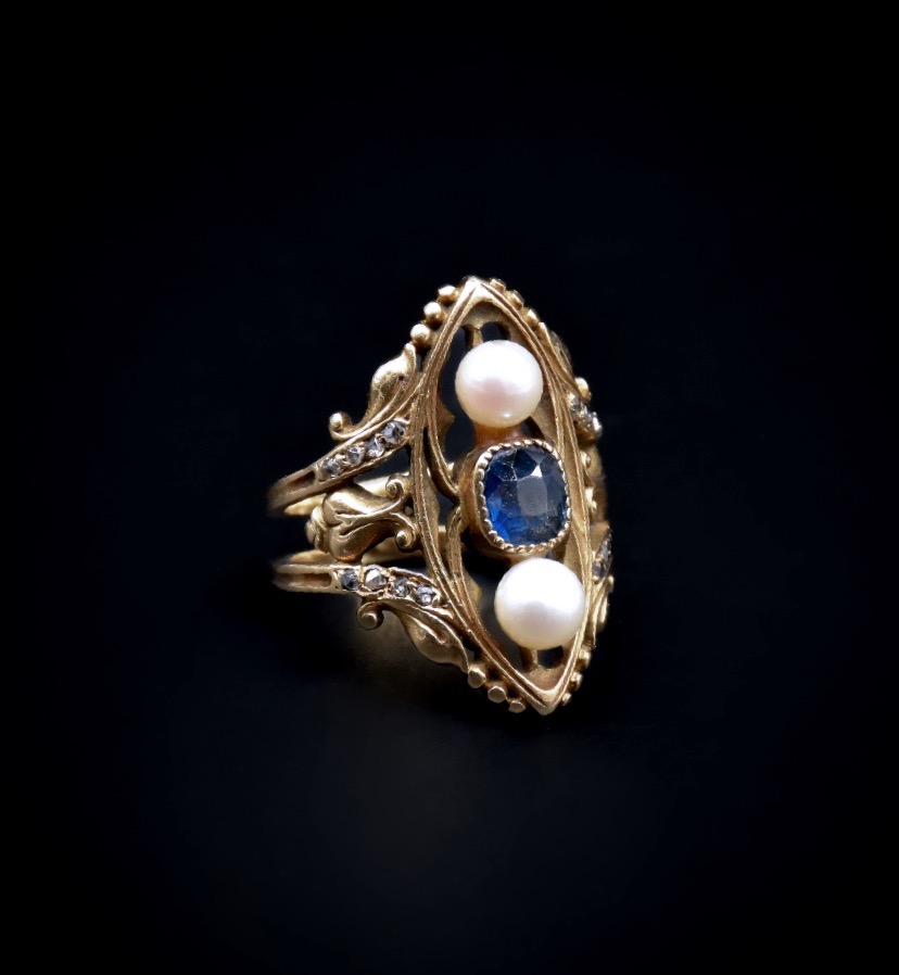 Neo-gothic Ring In 18-karat Gold, Sapphire, And Pearls - Second Half Of The 19th Century