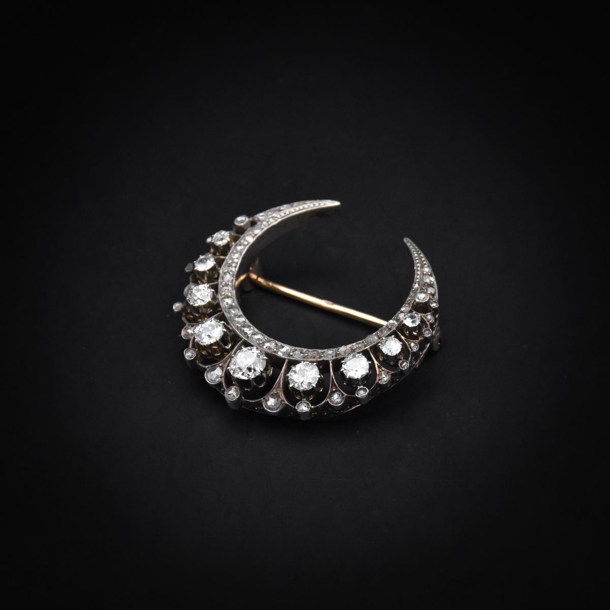 Broche croissant de lune en or, argent et diamants - Travail français, fin XIXe siècle