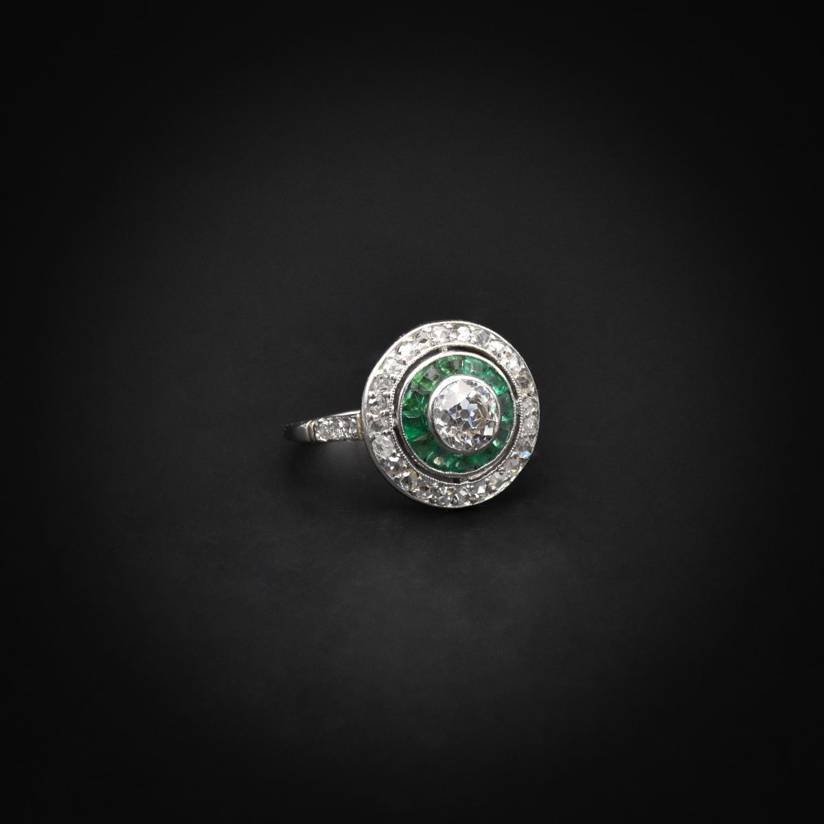 Platinum Ring With Diamonds And Calibrated Emeralds - Art Deco, Circa 1930
