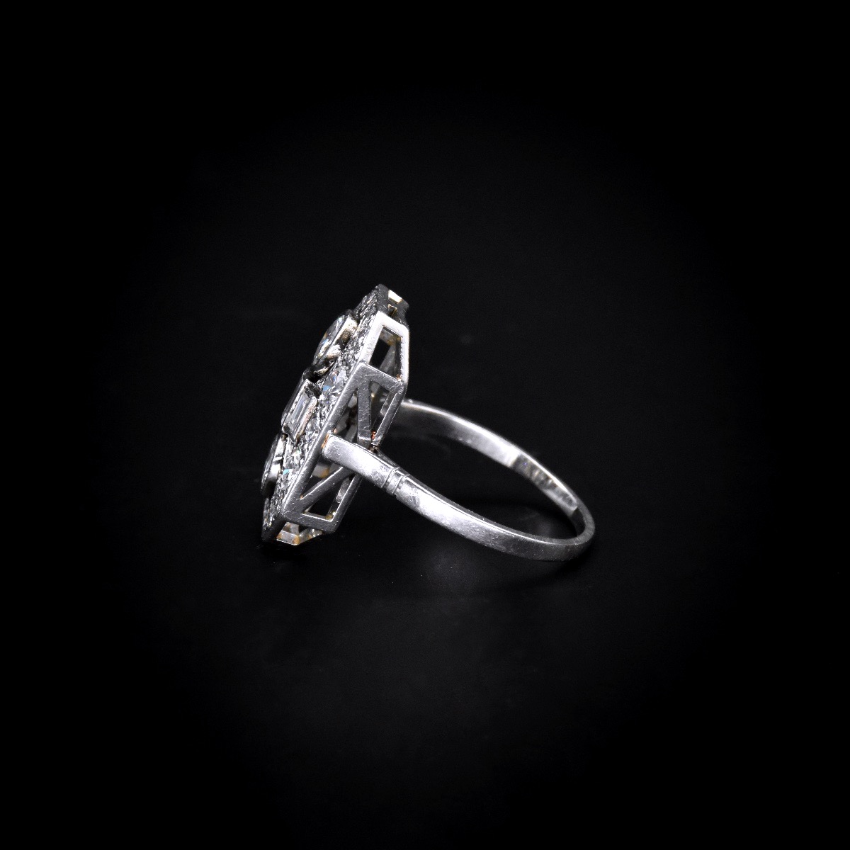 Bague Art d&eacute;co en platine et diamants - Travail fran&ccedil;ais vers 1930-photo-1