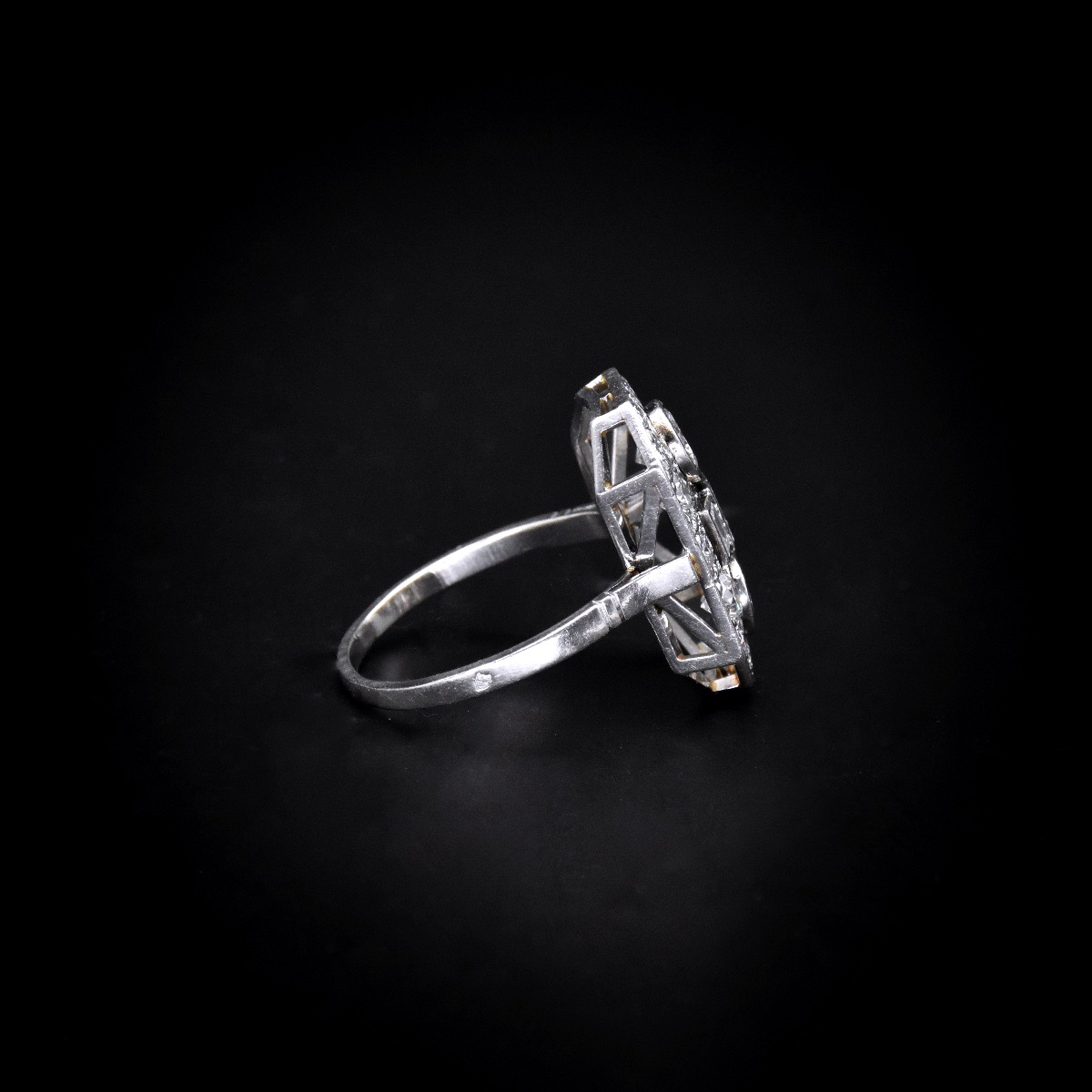 Bague Art d&eacute;co en platine et diamants - Travail fran&ccedil;ais vers 1930-photo-2