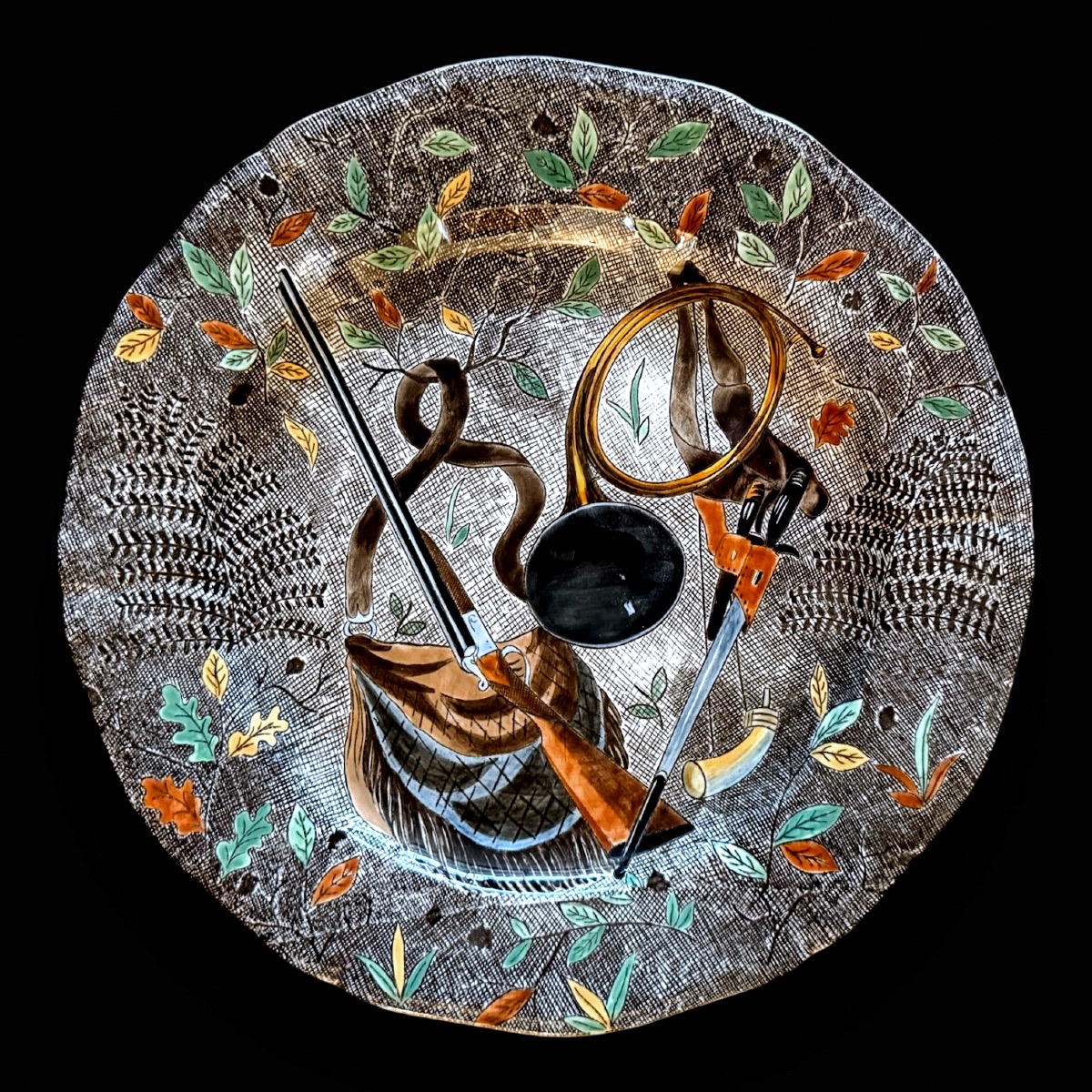 Grand plat creux « Attributs de chasse » - Modèle Rambouillet, Jean Bertholle pour Gien