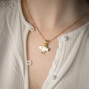 Croix en or et diamants, signée Pomellato