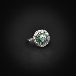 Bague en platine, diamant et émeraudes calibrées - Travail Art déco vers 1930