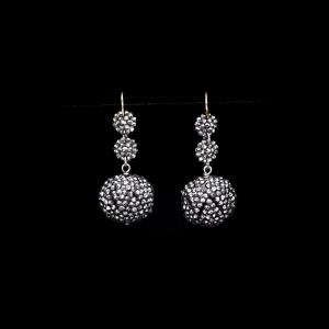 Boucles d’oreilles boules en acier facetté - XIXe siècle