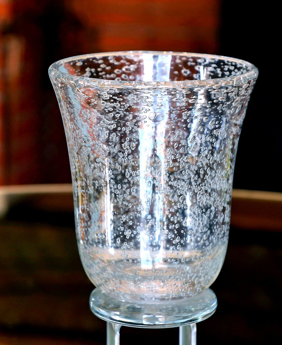 DAUM ☨ NANCY FRANCE. Vase évasé en verre bullé, période Art déco.