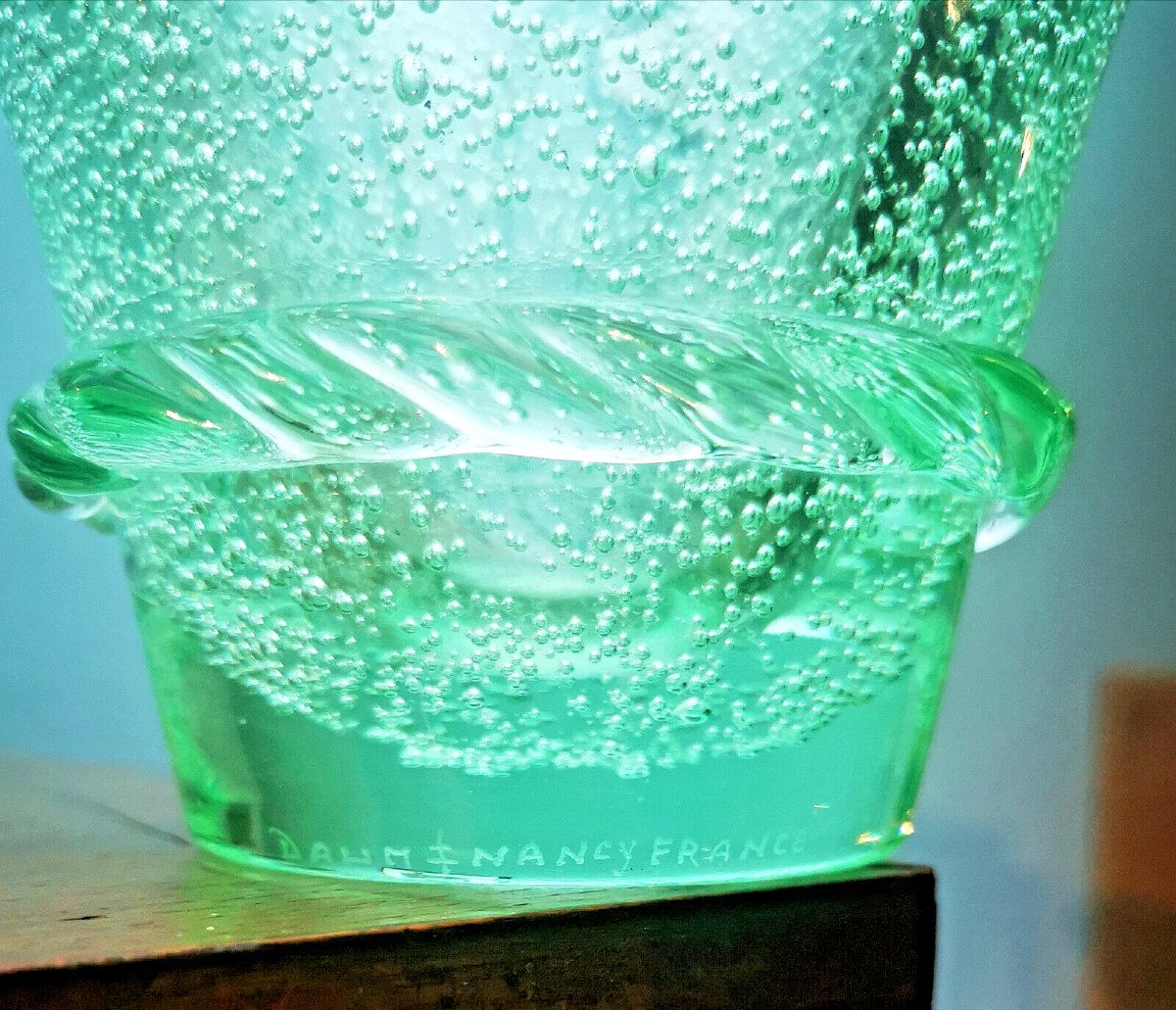 DAUM NANCY.  Important Vase évasé, en verre massif teinté vert, époque Art déco.-photo-3