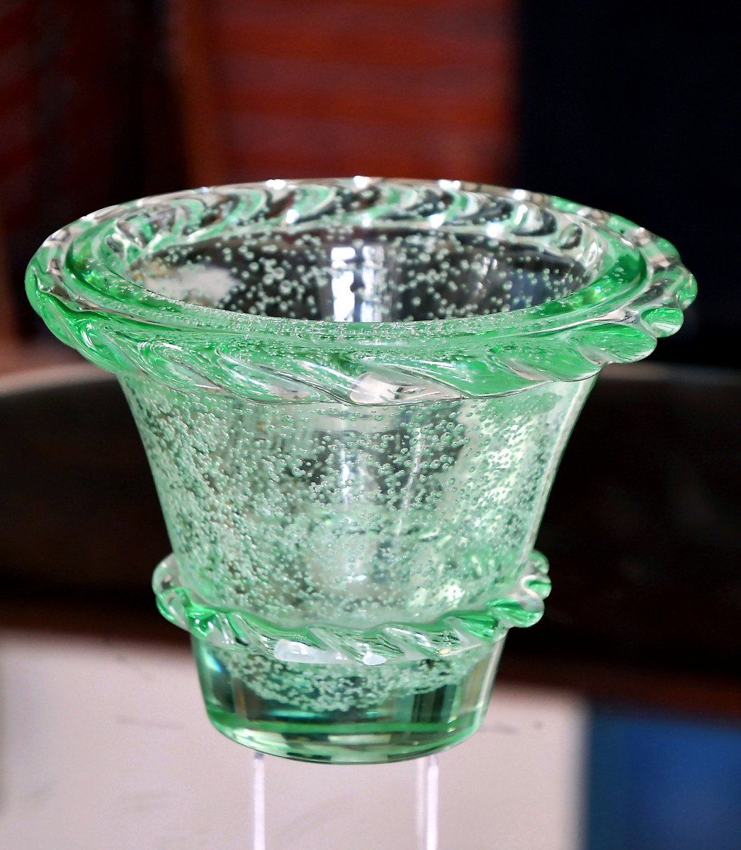 DAUM NANCY.  Important Vase évasé, en verre massif teinté vert, époque Art déco.