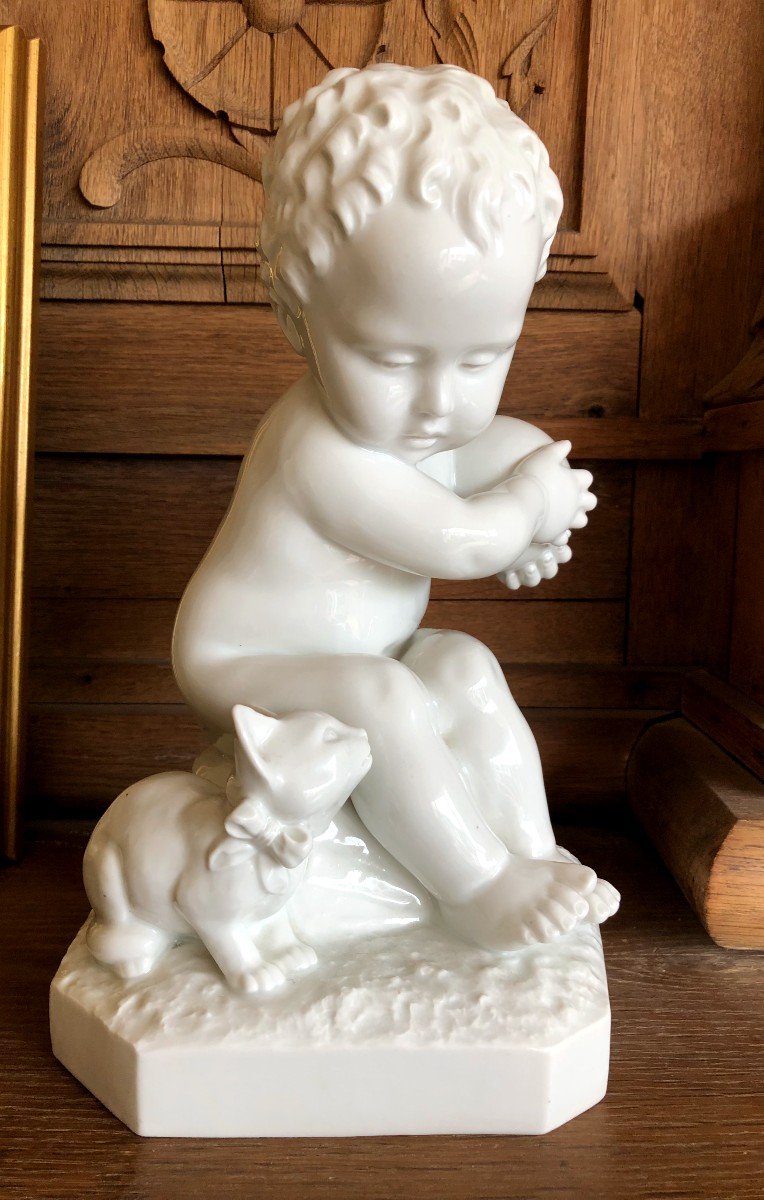 Statue sculpture en Porcelaine Biscuit Villenauxe La Grande  XXème Siècle Enfant chérubin putti et Chat