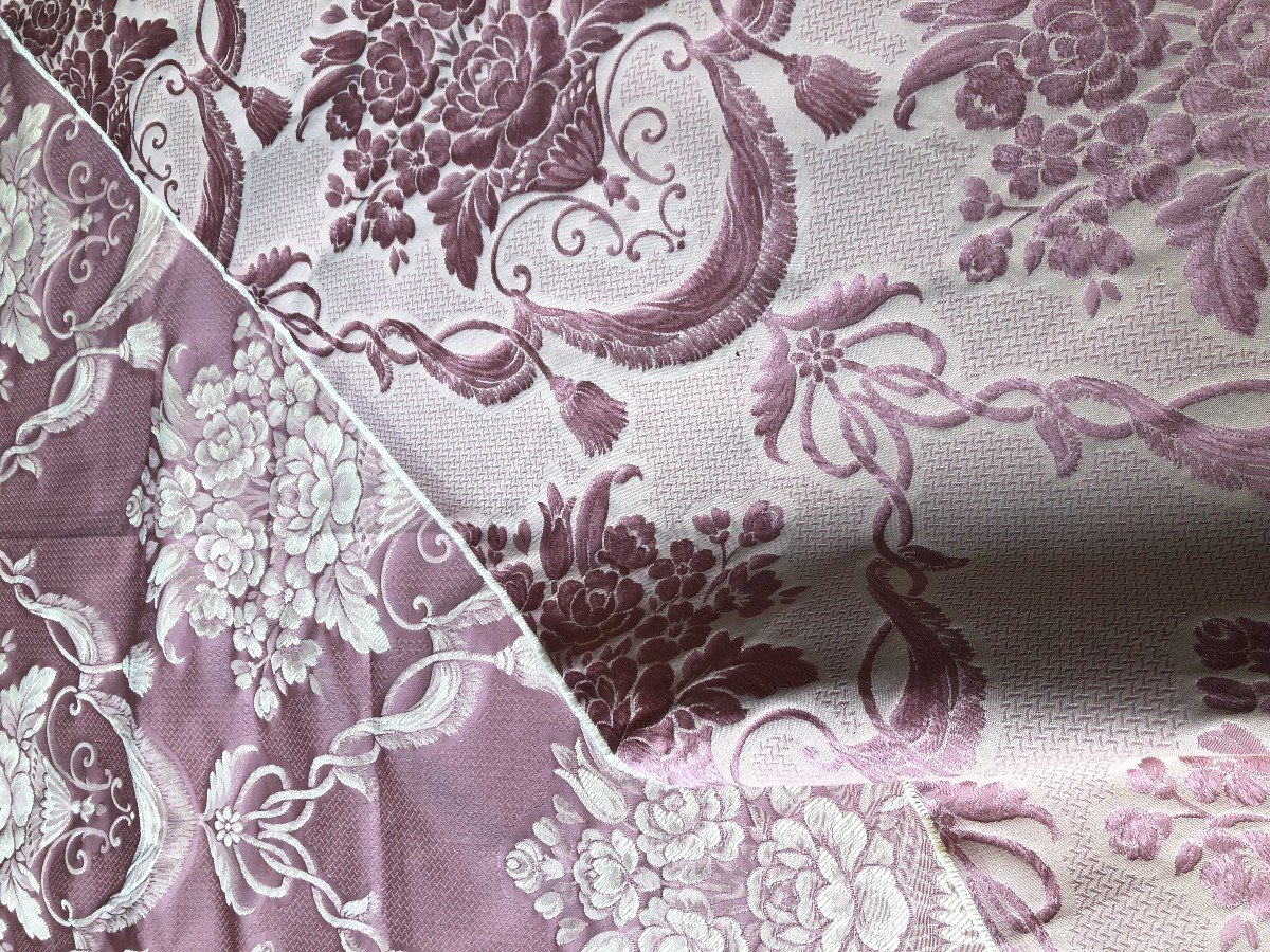 Belle Et Genereuse Piece De Tissu En Damasse De Soie 
