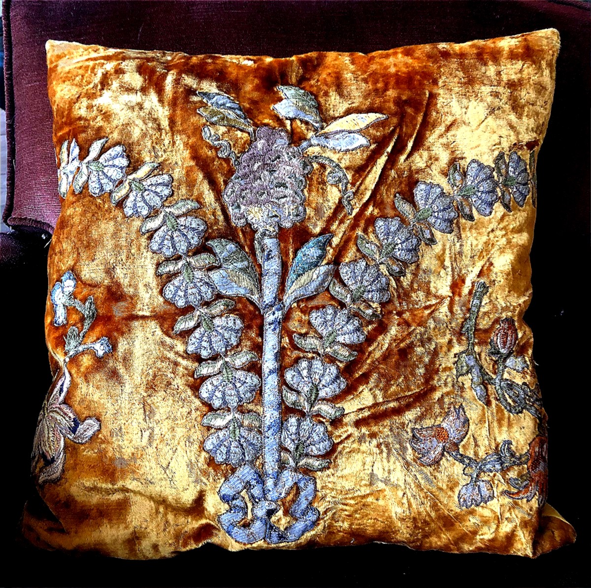 TISSU ANCIEN COUSSIN A BRODERIE DU XVIIème SIECLE 